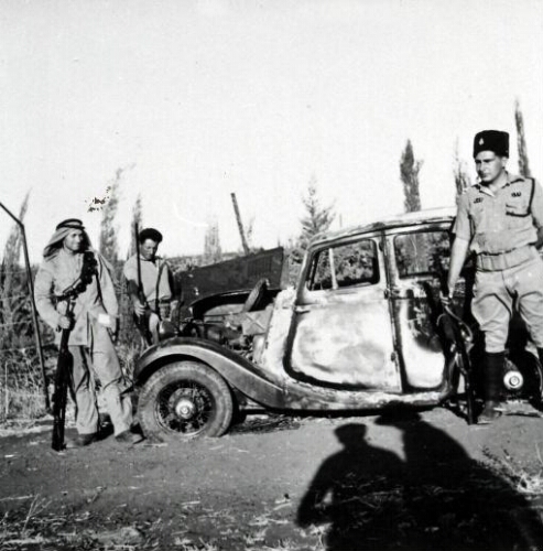 Grande révolte arabe. Auto brûlée par les insurgés